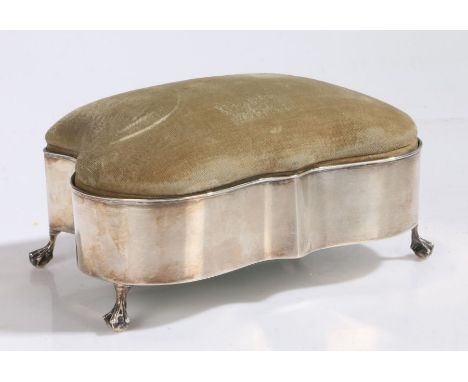 Edward VII silver pin cushion box, Chester 1903, maker Thomas Latham &amp; Ernest Morton, the serpentine fronted box with hin