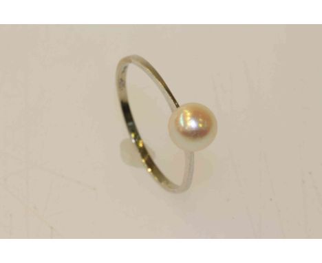 Cultured pearl ring, stamped 750