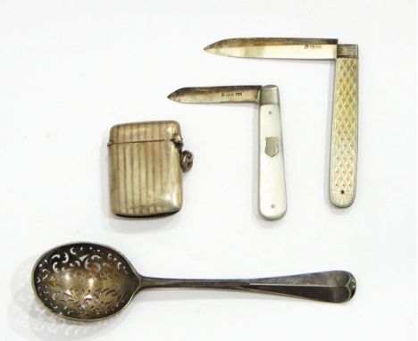 A Georgian silver folding fruit knife, the mother-of-pearl handle, geometric with design (possibly by Thomas Nowill of Sheffi