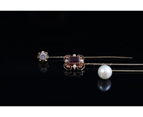 Drei Kravattennadel.GG 14 K. Perle, Turmalin, und Brillant. Gew. 5,33 g. L: bis 6,5 cm.
