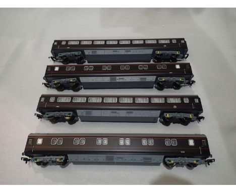 Four OO scale Hornby Royal train coaches, in excellent condition, unboxed. UK P&amp;P Group 1 (£16+VAT for the first lot and 