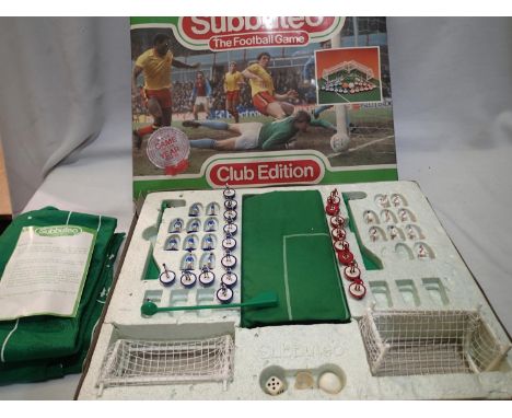 Subbuteo Club edition set circa 1987/88, with extra players and pitch. UK P&amp;P Group 1 (£16+VAT for the first lot and £2+V