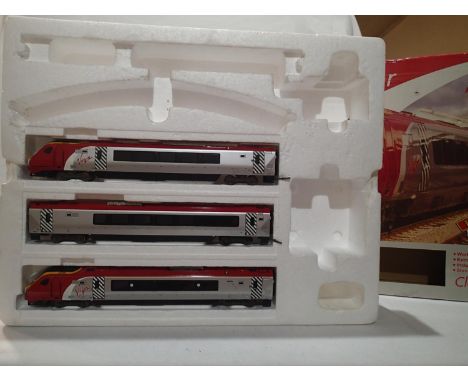 OO scale Bachmann class 220 three car Virgin Voyager set, in excellent condition, no track, controller, paperwork etc, box is