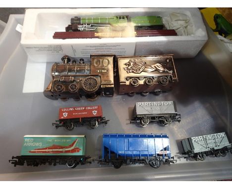 Five assorted OO scale unboxed wagons, static model of Green Arrow (TT gauge) and cast metal old type train and tender cigare