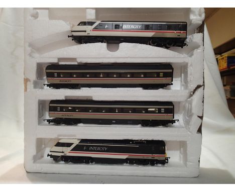 OO scale Hornby Intercity four car set, Swallow Livery, class 91 power car with two coaches and trailer car, in very good con