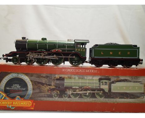 OO scale Hornby R053 class B17, Manchester United 2862, LNER Green, in very good condition, damage to tender, no paperwork, b