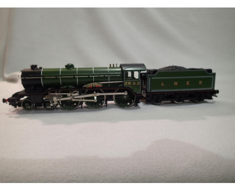 OO scale Hornby class 1317, Footballer class Liverpool 2862, L.N.E.R Green, in fair to good condition, box is poor. UK P&amp;