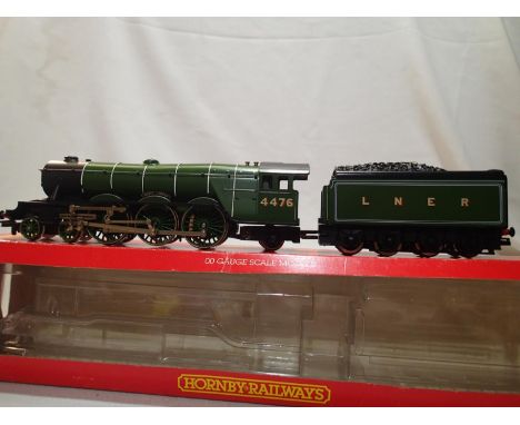 OO scale Hornby R042 class A3, Royal Lancer, 4476, L.N.E.R Green, in excellent condition, no paperwork, box is fair. UK P&amp