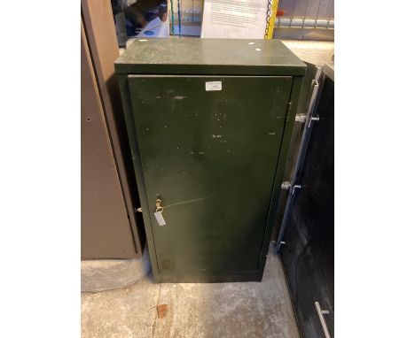 Vintage metal green single door cabinet with key. (B.P. 21% + VAT)