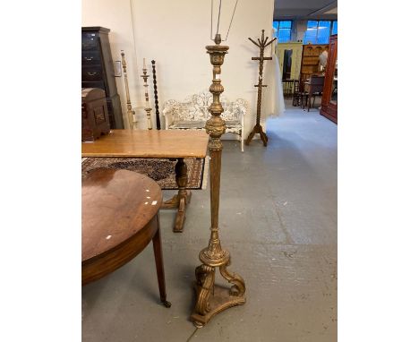 Good quality gilded and wooden fluted standard lamp with Acanthus leaf decoration on a tri form scroll decorated base with sh
