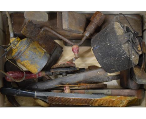 A small quantity of vintage tools.