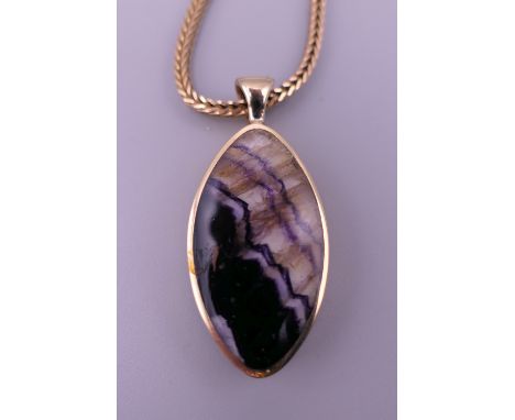 A 9 ct gold necklace set with a 9 ct gold and abalone pendant. The chain 60 cm long, the pendant 4 cm high. The chain 12.5 gr