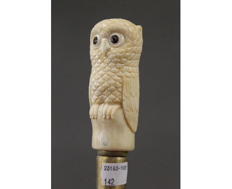 A walking stick with a carved bone handle formed as an owl. 90 cm long.