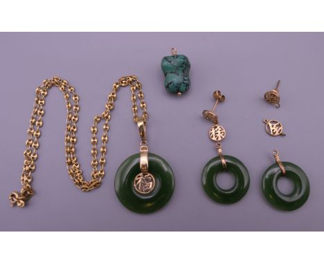 A Chinese 18 K gold mounted jade pendant on chain, together with a pair of matching earrings. The chain 7.5 grammes.