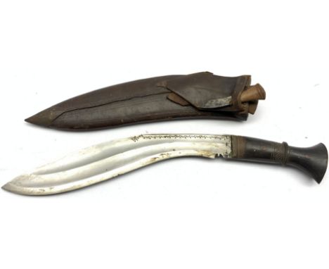 Kukhri with incised blade, two skinning knives and leather scabbard - Condition Report 