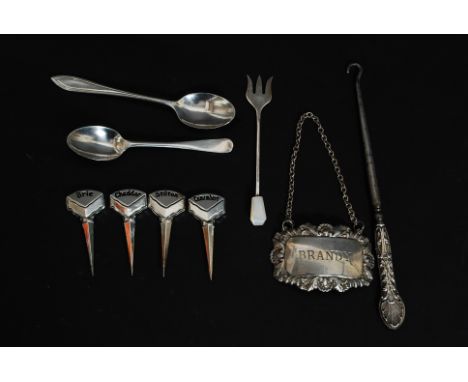 A silver hallmarked chutney spoon by Charles Fletcher, 1911. Together with a silver hallmarked and mother of pearl pickle for