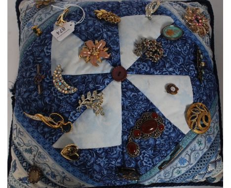 A collection of vintage and later brooches dating from the early part of the 20th century to include Sweetheart, filigree, si