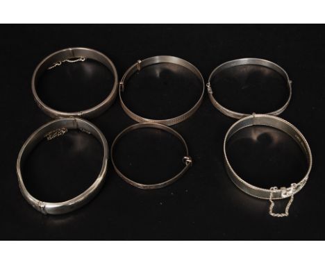 A collection of 6x vintage silver and white metal jewellery bracelets. 