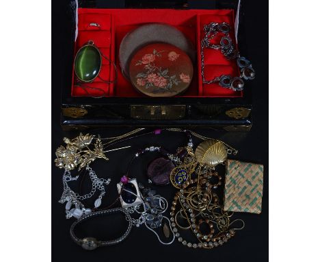 A vintage mid 20th century Shibayama laquered jewellery box with contents to include Amber bracelet, costume jewellery, gold 