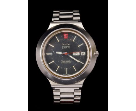 1970s gentlemen's Omega Electronic f300 Hz Seamaster Chronometer wristwatch with day and date function, circular black dial, 