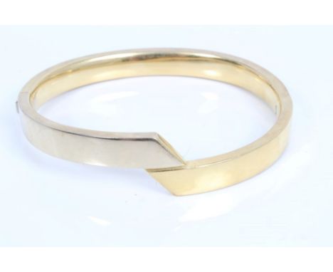 18ct white and yellow gold hinged bangle with a crossover design - London hallmarks   CONDITION REPORT  Total gross weight ap