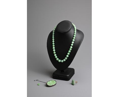 A GROUP OF CHINESE JADE JADEITE JEWELLERY ITEMS, EARLY 20TH CENTURY. To include a graduating circular beaded necklace with sp