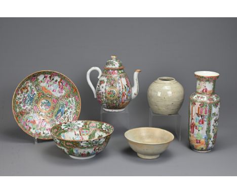 A GROUP OF CHINESE PORCELAIN ITEMS, EARLY 20TH CENTURY AND EARLIER. To include four Canton famille rose items comprising a te