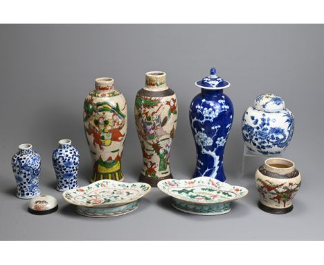 A GROUP OF CHINESE PORCELAIN ITEMS, 19/20TH CENTURY. To include two crackle ware vases decorated with warriors, with four cha