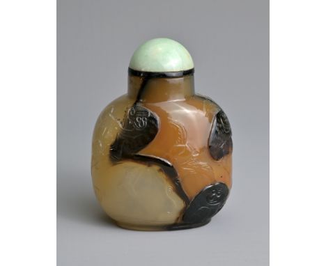 A CHINESE CARVED AGATE SNUFF BOTTLE, 19/20TH CENTURY. Of flattened globular form carved in relief with scene of three monkeys
