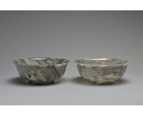A FINE AND RARE PAIR OF CHINESE BLACK AND WHITE STRIATED NEPHRITE JADE BOWLS, 18/19TH CENTURY.Carved with rounded sides on a 