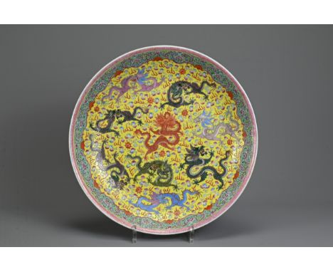 A LARGE CHINESE FAMILLE ROSE ENAMELLED PORCELAIN DISH, EARLY 20TH CENTURY. Decorated to the interior with nine dragons chasin