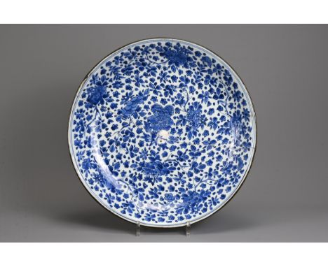 A LARGE CHINESE BLUE AND WHITE PORCELAIN DISH, 18TH CENTURY. Deep rounded sides decorated with floral sprays. Kangxi period (