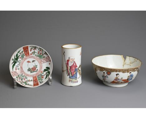 THREE CHINESE PORCELAIN ITEMS, 18/19TH CENTURY. To include a famille verte porcelain dish, Kangxi period (1662-1722); A famil