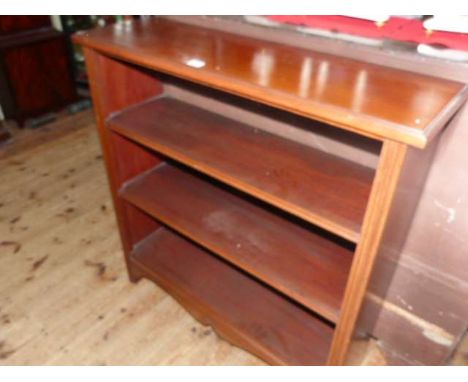 Small Victorian mahogany open bookcase, with moulded shelf fronts