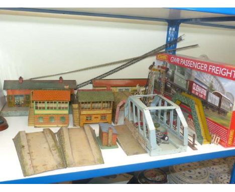 Hornby GWR Passenger Freight boxed set, quantity of tin plate vintage railway buildings and accessories, lead figures, etc