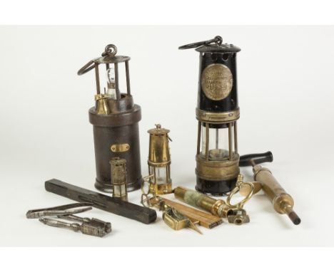 METAL WARE COLLECTABLES, MIXED LOT, to include: HAILWOODS IMPROVED MINERS LAMP, ANOTHER, TWO SMALL BRASS EXAMPLES, WAKEFIELD 