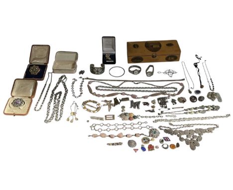 A small quantity of assorted costume jewellery, including bracelets, brooches, bangles, beads, necklaces, rings, earrings, et