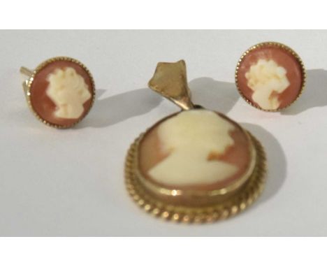 A 9ct yellow gold mounted cameo pendant, 1.2 x 2cm, and a pair of matching 9ct yellow gold mounted cameo earrings, approx com