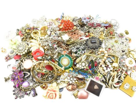 A collection of vintage and modern costume jewellery, including mostly brooches, earrings, bracelets, etc.