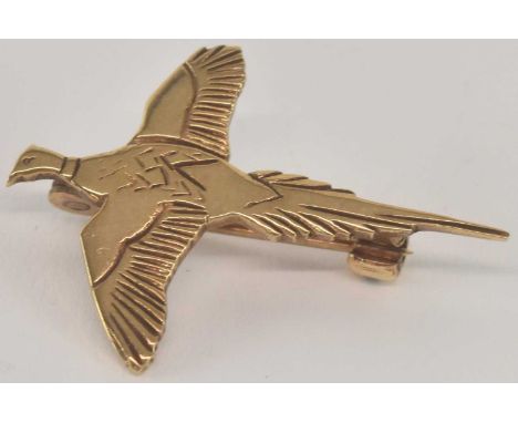 IN THE STYLE OF LEO DE VROOMEN; a 9ct yellow gold brooch modelled as a bird in flight, 3 x 2cm, approx 2.1g.