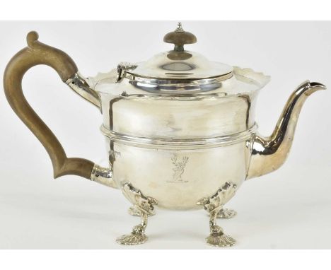 GOLDSMITHS &amp; SILVERSMITHS CO LTD; a George V hallmarked silver teapot, London 1916, height 15cm, approx 23.15ozt/720.5g.