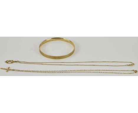 A 9ct yellow gold bronze core bangle, with engine turned decoration, diameter 7.5cm, a 9ct yellow gold cross pendant, 2.5 x 1
