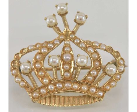 A 14ct yellow gold cultured pearl set brooch modelled as a crown, 2.1 x 2.5cm, approx weight 3g.