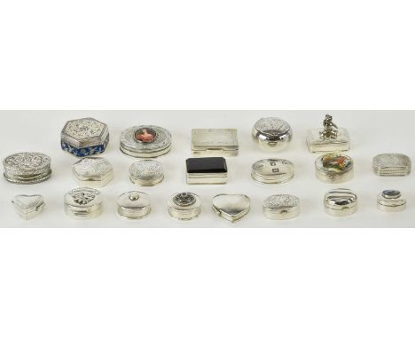 A collection of twenty modern 925 silver snuff boxes, vinaigrettes and pill boxes, including a modern 925 hallmarked silver o