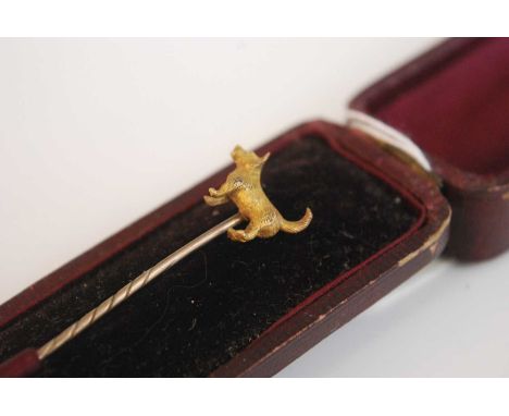 An Edwardian yellow metal tie pin fashioned as a Scotty dog, in fitted case
