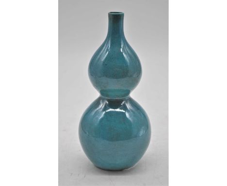 A Chinese export blue glazed double gourd vase, having zhuanshu seal mark to the underside, height 19cm