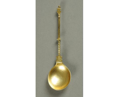 A 17th century silver gilt spoon by Peter Kaffe Cologne (Petrus Kaft), hallmarked.  1650-1670, 36.3 grams, length 17.5 cm (se