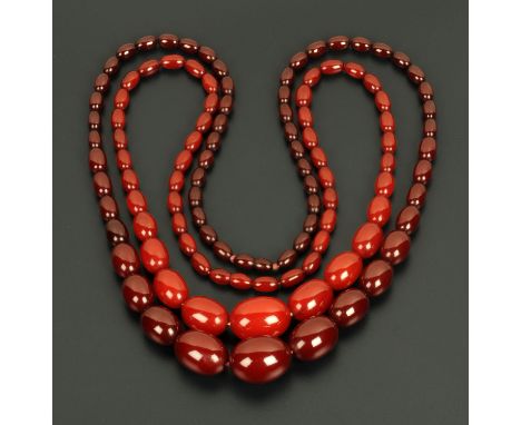 Two straps of cherry amber beads.  Lengths 73 cm and 86 cm. 
 CONDITION REPORT: The lighter colour of the two straps is 62 gr