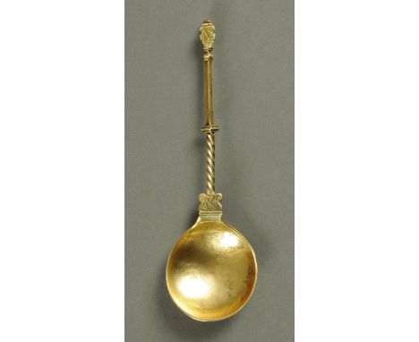 A 17th century silver gilt Cologne spoon, similar to the previous lot but without the Silversmiths mark for Peter Kaffe.  165