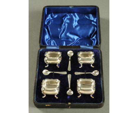 A cased set of four silver salts, each with spoon, Chester 1907.